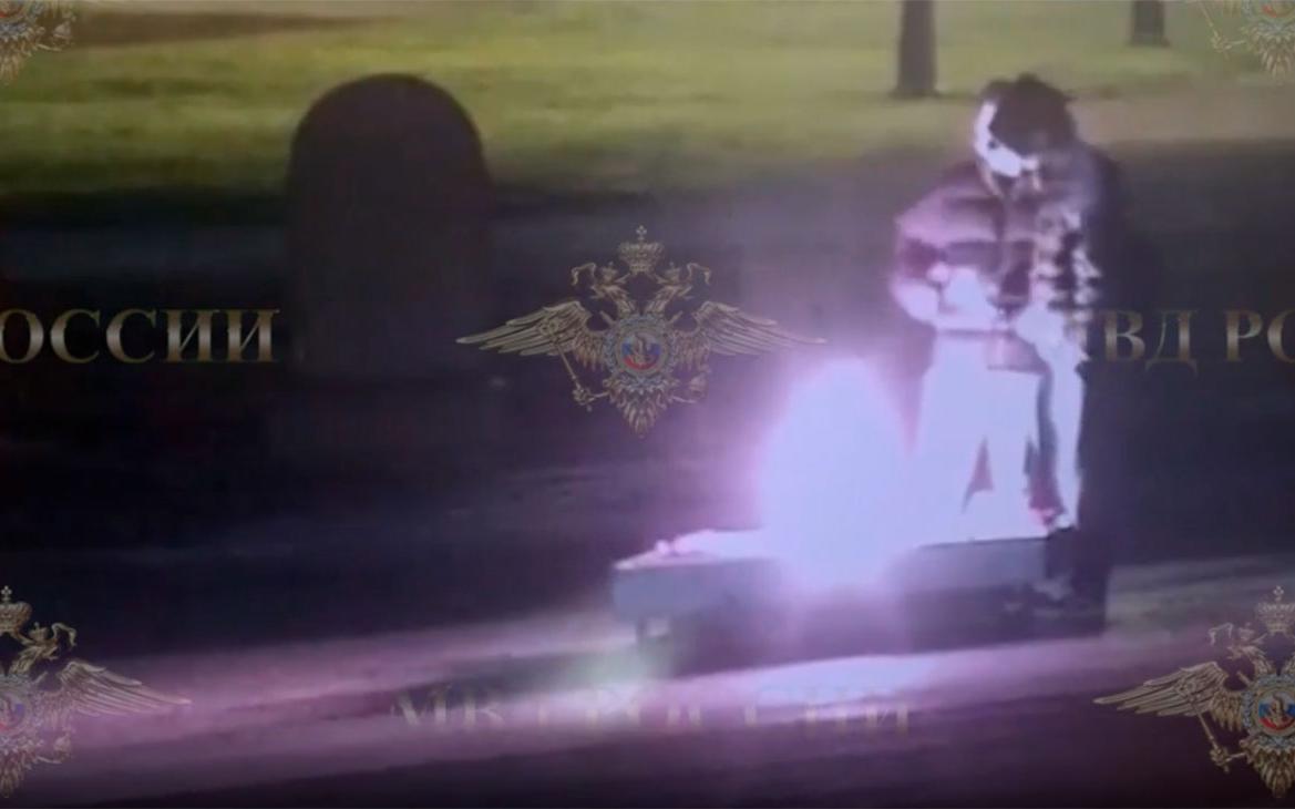 Полицейские поймали затушивших Вечный огонь на Марсовом поле в Петербурге смотреть онлайн