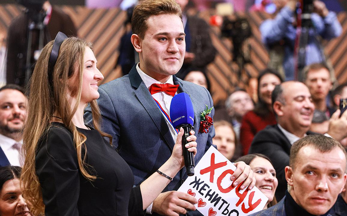 «Хочу жениться». С какими плакатами журналисты пришли к Путину смотреть онлайн