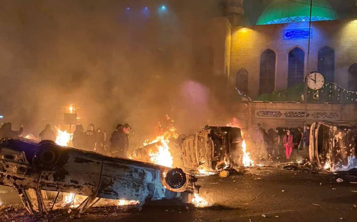 Более 100 иранских силовиков погибли во время беспорядков в стране смотреть онлайн