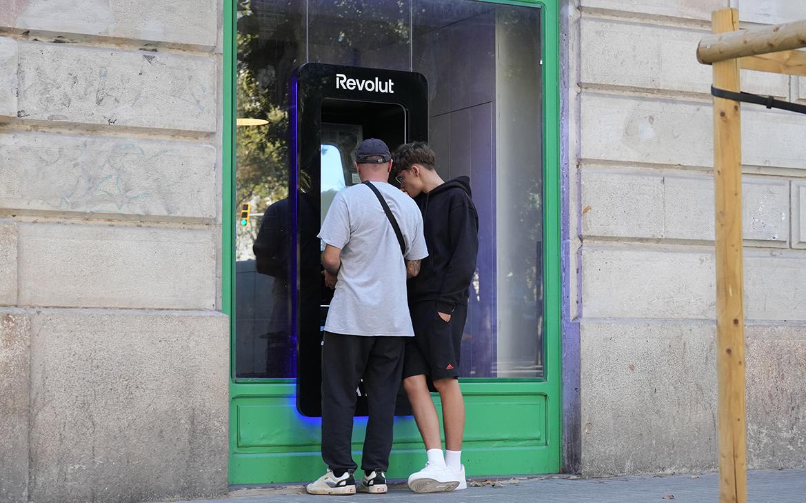 В Revolut объяснили блокировку счетов россиян давлением регулятора