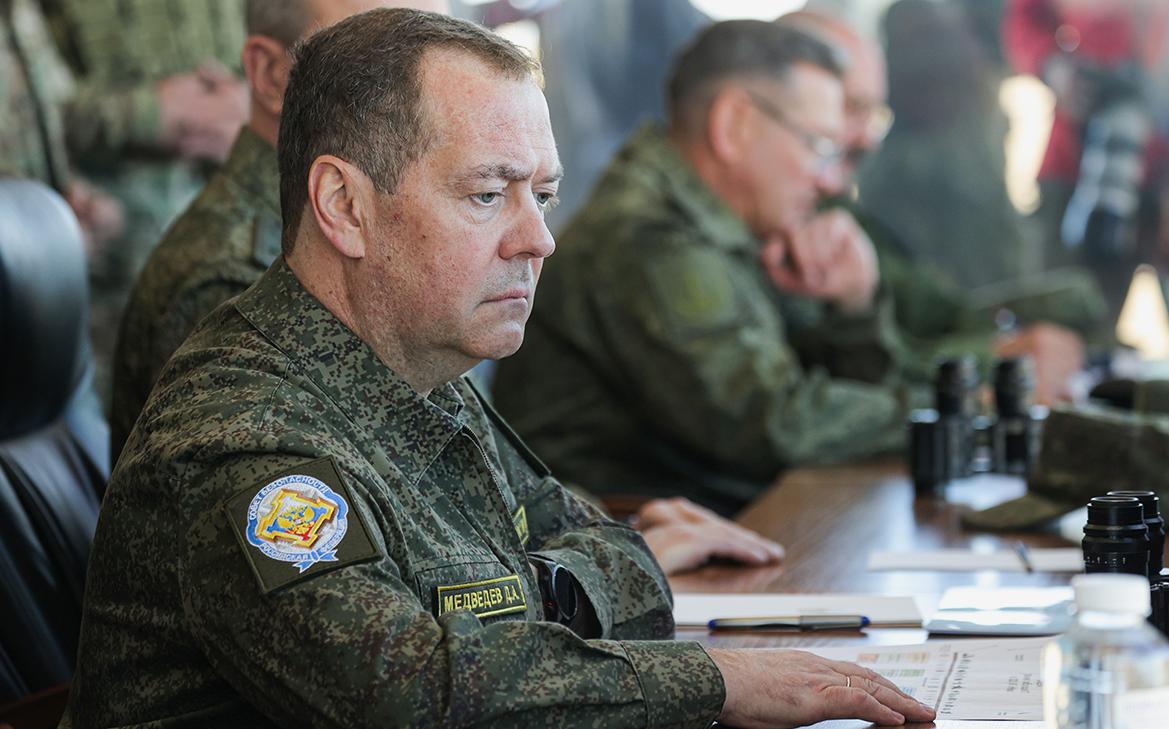 Медведев посетил полигон, откуда запускали «Орешник» смотреть онлайн