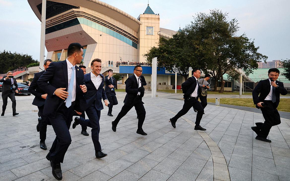 BFMTV показал, как Макрон убежал от охраны в КНР к толпе студентов смотреть онлайн