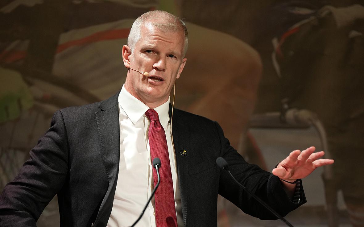 Министр армии Британии увидел «тень войны, стучащейся в двери» Европы смотреть онлайн