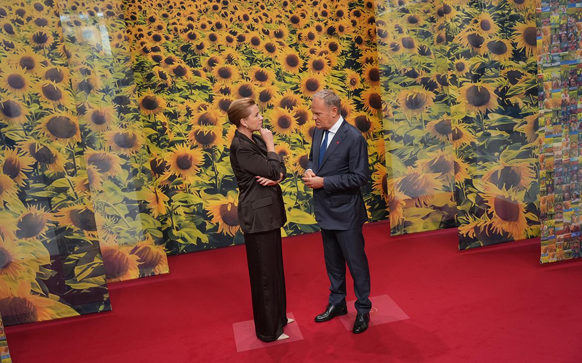 Туск показал на голову и сердце, говоря о силе россиян смотреть онлайн