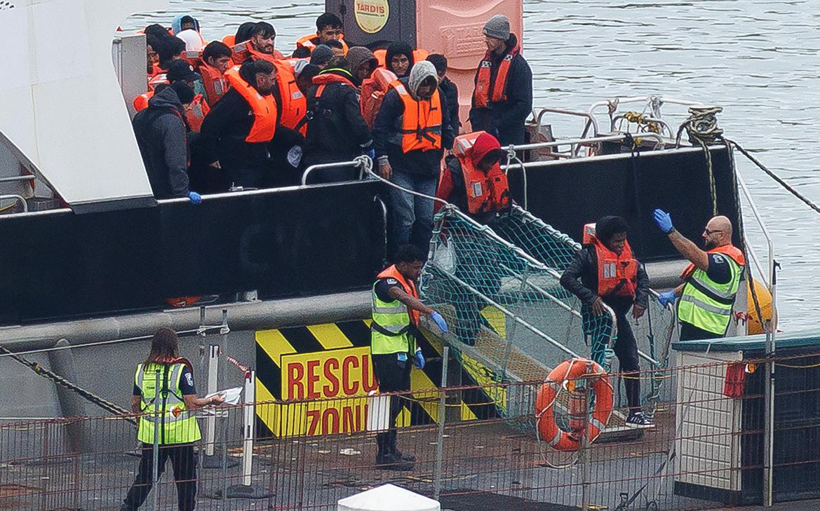 В Британии тысячи мигрантов переселят из отелей в казармы смотреть онлайн