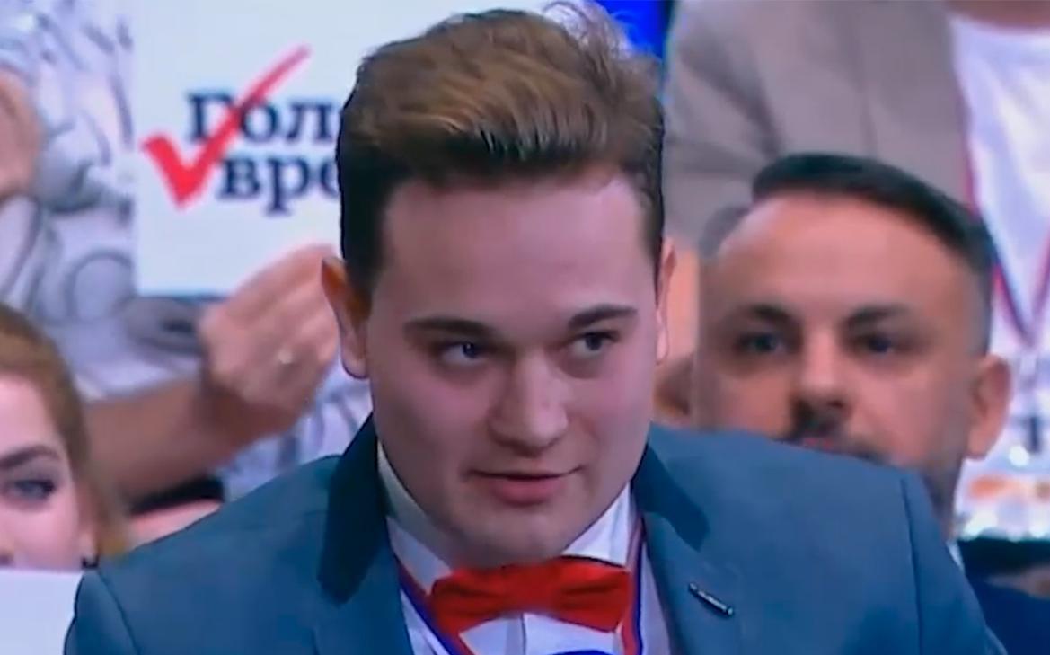 Появилось видео, как журналист делал девушке предложение на «Итогах года» смотреть онлайн